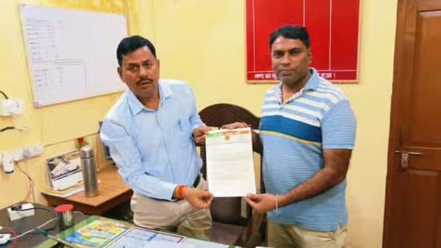 विद्युत कटौती से परेशान लोगों की समस्या लेकर एक्सईएन से मिले आनंद जायसवाल
