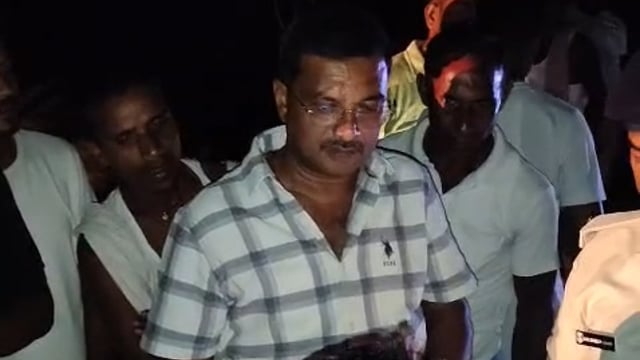 पति ने की क्रूरता पूर्वक पत्नी की गला रेत कर हत्या ग्रामीणों ने हत्यारे को पकड़ किया पुलिस के हवाले