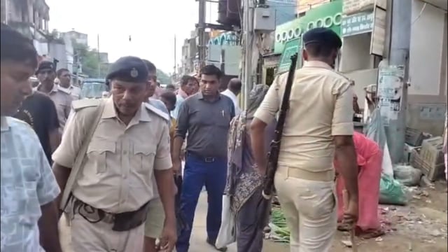 अमरपुर में अतिक्रमण पर फिर चला नगर प्रशासन का डंडा, दुकानदारों में मचा हड़कंप।
