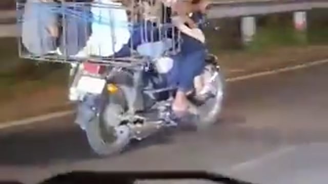कर्नाटक-

मैसूरु-नंजनगुड रोड पर बच्चों को दोपहिया वाहन से ले जाने का वीडियो वायरल, वीडियो में एक व्यक्ति