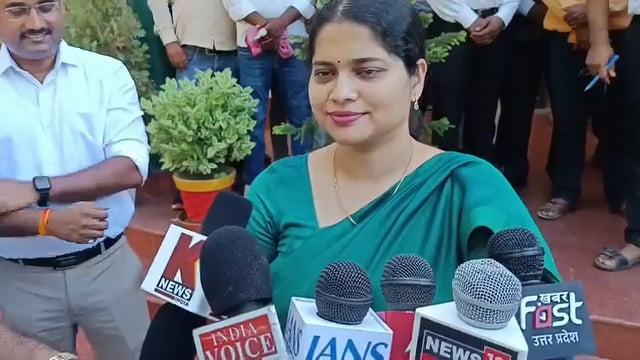नियुक्ति पत्र लेने हेतु लखनऊ रवाना हुए चयनित शिक्षक अभ्यर्थी,डीएम ईशा प्रिया ने हरी झंडी दिखाकर बस को किया रवाना
