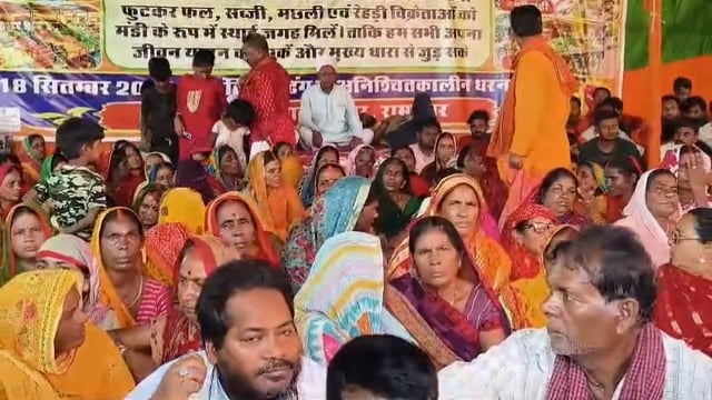 सब्जी एवं फल विक्रेताओं का अनिश्चितकालीन धरना प्रदर्शनं अपनी मांगों को लेकर चौथे दिन बैठे धरना पर।