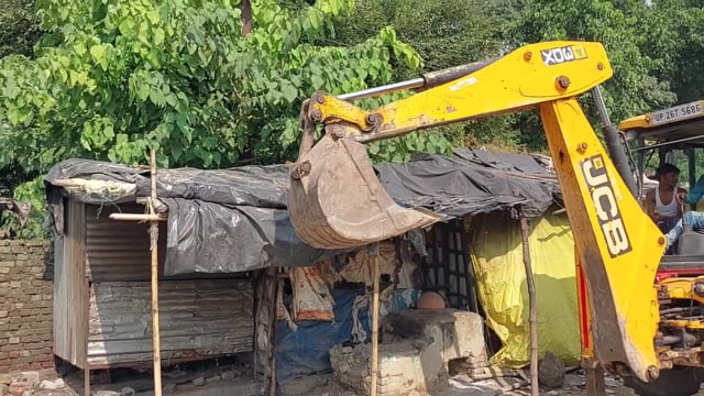 हाईवे किनारे अतिक्रमण पर चला बुलडोजर, छोटे दुकानदारों ने लगाया भेदभाव का आरोप
