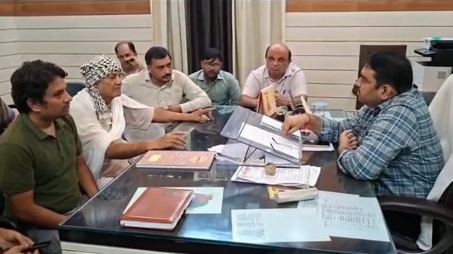 वृंदावन। कांशीराम आवासीय कॉलोनी के जर्जर भवनों को खाली कराने के नगर निगम के नोटिस के बाद निवासियों में बेघर होने की चिंता बढ़ गई है। मंगलवार को प्रभावित परिवारों के समर्थन में गरीब एकता दल के प्रतिनिधिमंडल ने नगर निगम कार्यालय पहुंचकर अपर नगर आयुक्त नीरज शर्मा से मुलाकात की।