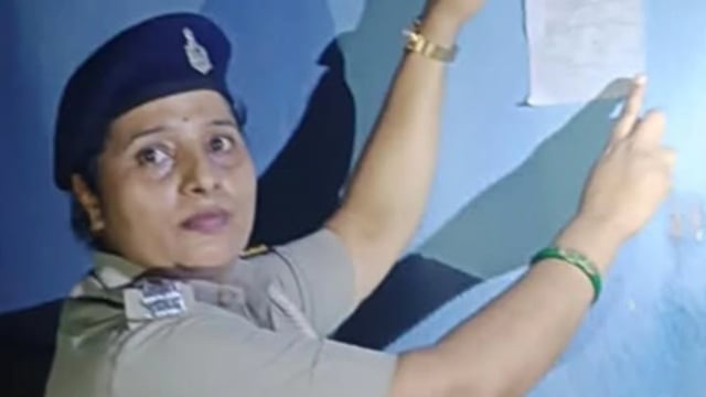 रजौन में पोक्सो एक्ट के मामले में फरार दो आरोपियों के घर न्यायालय के आदेश पर चस्पाया गया इश्तेहार