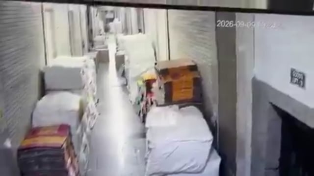 गुजरात के सूरत में ₹10 हजार की बकाया सैलरी को लेकर एक कर्मचारी ने कथित तौर पर मालिक से बदला लेने के लिए दुकान