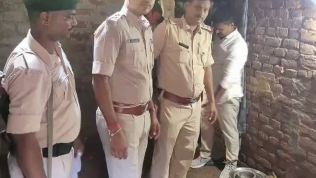 रजौन पुलिस ने अप्राथमिकी अभियुक्त के घर की कुर्की जब्ती,पोक्सो मामले में न्यायालय का था आदेश