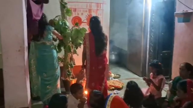 भाइयों की लंबी उम्र के लिए बहनों ने की करम डाल की पूजा