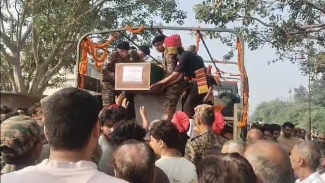 मथुरा के शहीद अग्निवीर सूरज सिंह लेह सड़क हादसे में शहीद, नम आंखों से दी अंतिम विदाई