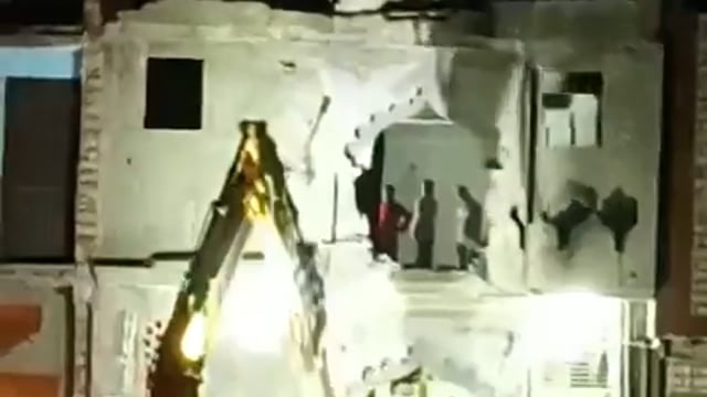 दिल्ली के शालीमार बाग में आधी रात मस्जिद पर चला बुलडोजर, इमाम ने पूछा- ऐसी क्या इमरजेंसी थी?

दिल्ली