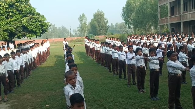 गंगाराम स्मारक उच्चतर माध्यमिक विद्यालय, लालपुर में आयुर्वेद ज्ञान एवं स्वस्थ जीवन की शपथ लेते छात्र-छात्राएं व शिक्षक।