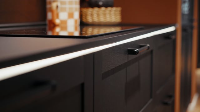 Video: Front Frame Holzstruktur Schwarz – Hausmesse 2026 | Küche | Nobilia