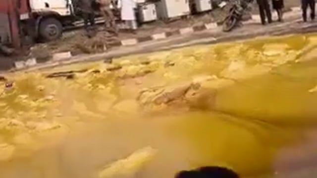 मुरादाबाद में डालडा घी लादकर जा रहा टैंकर पलट गया। इसके बाद सारा घी दिल्ली-लखनऊ हाईवे पर फैल गया। जिसे भी पता चला वह डिब्बा-बाल्टी लेकर बटोरने दौड़ पड़ा।