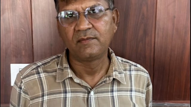 हापुड़ में राजस्व अधिकारी कानूनगों विजेंद्र कुमार को रिश्वत लेते एंटी करप्शन टीम ने पकड़ा