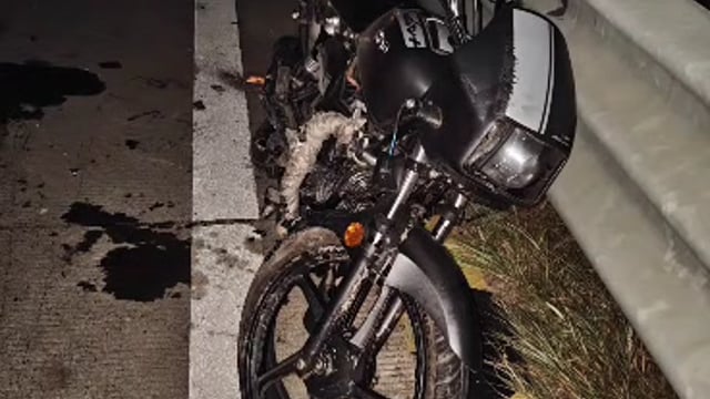 MANT-माइलस्टोन 67.800 पर अचानक हुआ हादसा, डिवाइडर से टकराई बाइक, युवक घायल,,