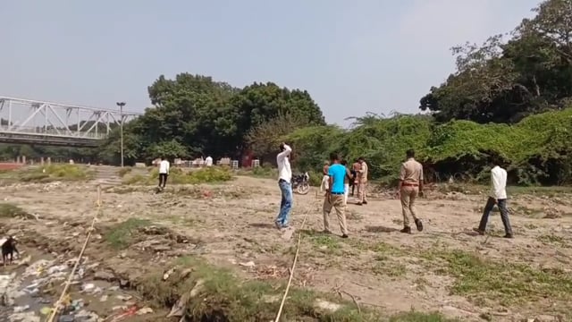 यमुना नदी में बहता मिला बच्ची का शव पुलिस ने कब्ज़े में लेकर शुरू की जांच।
