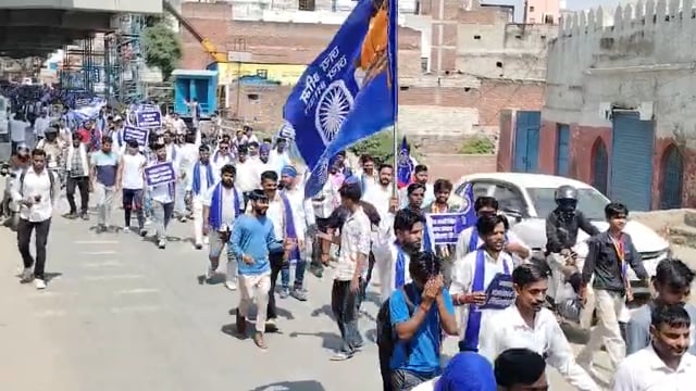 ASP आजाद समाज पार्टी के हजारों कार्यकर्ताओं में आगरा जिला अधिकारी मुख्यालय यूजीसी कानून लागू करने पर दिया ज्ञापन
