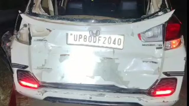 MANT-यमुना एक्सप्रेसवे पर अचानक हुआ धमाका, कैंटर की टक्कर से, कार क्षतिग्रस्त,,