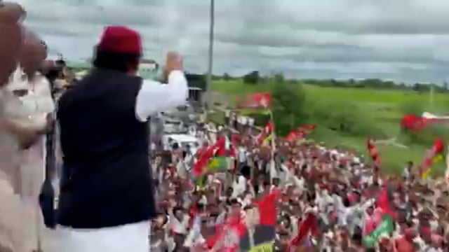*2027 के विधानसभा चुनाव की तैयारियों के मद्देनजर पीडीए यात्रा का शुभारंभ.* 
 *अखिलेश यादव को देखने सुनने को उमड़ा हुजूम।* 
 *राहुल गांधी के संसदीय क्षेत्र रायबरेली से यात्रा का आगाज ...*