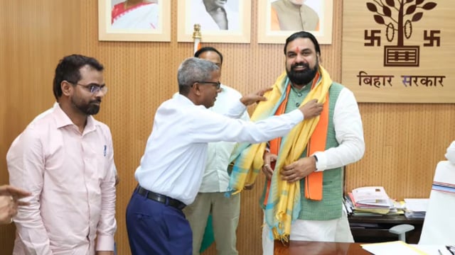 पदोन्नति में आरक्षण की मांग को लेकर मुख्यमंत्री से मिले धोरैया विधायक मनीष कुमार