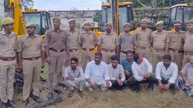 अंबेडकरनगर बरियावन में घरों पर जेसीबी चलाने के मामले में 8 आरोपी गिरफ्तार तीनों जेसीबी मशीनें बरामद।