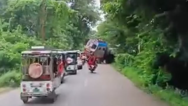 अम्बेडकर नगर के नायरा पेट्रोल पंप के पास गड्ढे में धंसा ट्रक