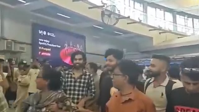 दिल्ली के राजीव चौक मेट्रो स्टेशन पर नरेंद्र मोदी के खिलाफ  नारेबाजी की जा रही है