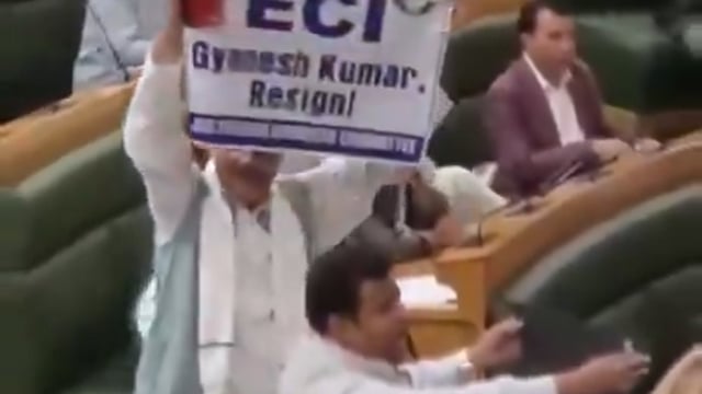 *जम्मू- कश्मीर विधानसभा में कांग्रेस विधायकों ने मुख्य चुनाव आयुक्त ज्ञानेश कुमार के खिलाफ काले झंडे दिखाकर विरोध प्रदर्शन किया और उनके इस्तीफे की मांग की..*