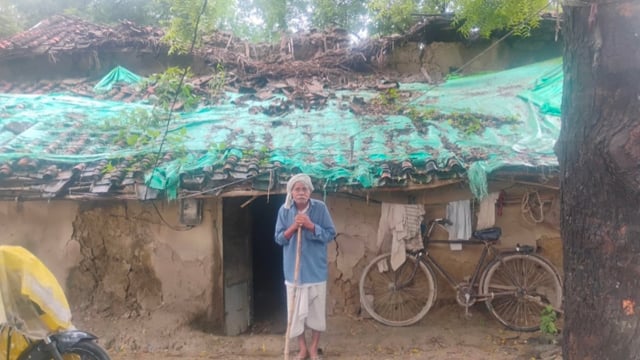 बरसात में सीलन खाकर गिरा कच्चा मकान छप्पर में रहने को मजबूर हुआ परिवार#latest_news 