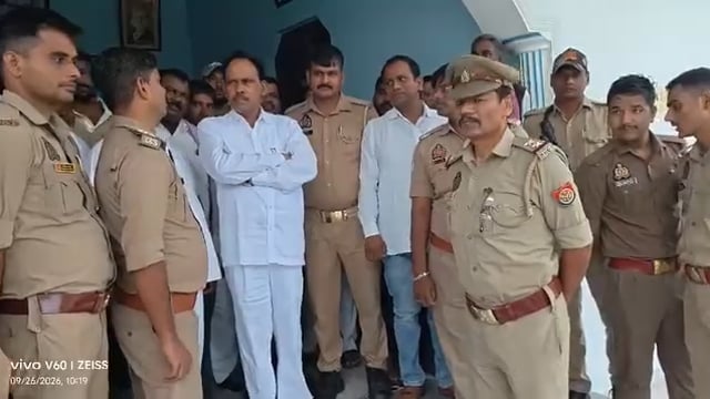 यूपी के अम्बेडकरनगर में सपा विधायक त्रिभुवन दत्त को पुलिस ने किया हाउस अरेस्ट। प्रतापगढ़ में दलित युवक की मौत के बाद 