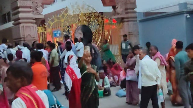 मनगढ जगतगुरु कृपालु महाराज चिकित्सालय में रात से ही मरीजों की संख्या ज्यादा