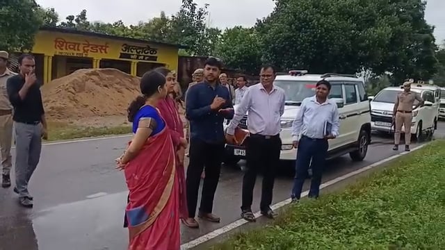 बारिश से हुए नुकसान फसलों का डीएम एसपी ने लिया जायजा 