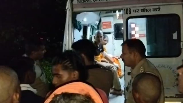 पिनाहट कप्तानपुर में बड़ा हादसा, छत गिरने से 14 घायल
4 की हालत गंभीर, आगरा रेफर। 10 घायलों का CHC पिनाहट में इलाज जारी। मौके पर पहुंची पुलिस।