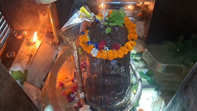 मेरठ थाना बहसूमा सैफपुर फिरोजपुर सिद्ध पीठ श्री फिरोजपुर महादेव मंदिर में सोमवार को भगवान शिव का जल अभिषेक किया 