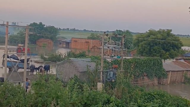 गंडक नदी का बढ़ता जल अस्तर लोगो की बढ़ी परेशानी, सड़क किनारे रहने को मजबूर 