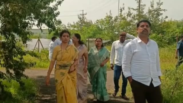 नगराध्यक्षा स्वाती सचिन हुडे ऍक्शन मोडवर,दुष्काळाच्या पार्श्वभूमीवर पाणी प्लांटची केली पाहणी