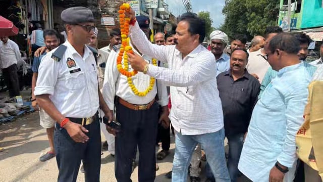 अम्बेडकर नगर आलापुर रामनगर चौक पर पहली बार यातायात पुलिस की तैनाती