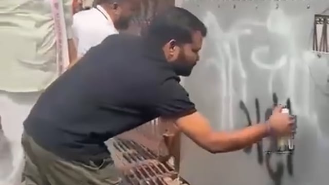 आगरा ज्ञानेश कुमार के घर पर कांग्रेस कार्यकर्ताओं का प्रदर्शन प्रदर्शन के दौरान घर पर पोती गाई कलक वोट चोर वोट चोर नारे 