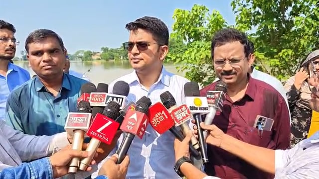 सिद्धार्थनगर में बाढ़ प्रभावित गांवों का डीएम ने लिया जायजा, मोटरबोट से पहुंचे ग्रामीणों के बीच
