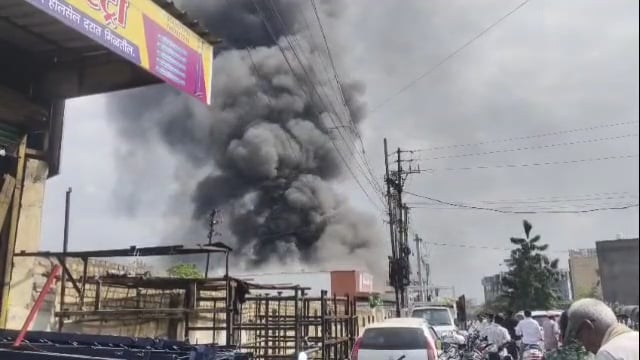 लातूर मधील लोखंड लाईन येथे भीषण आग,आगीचे कारण अद्याप अस्पष्ट