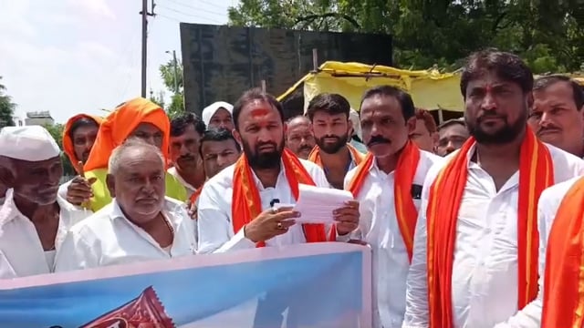 सरकारने काढलेल्या जीआरची ठाकरे सेनेने केली होळी,जिल्हाध्यक्ष बालाजी रेड्डी