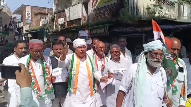 मुख्य चुनाव आयुक्त को हटाने को लेकर कांग्रेसी उतरे सड़क पर,पुलिस चौकी के सामने फूंका पुतल, हुई झड़प