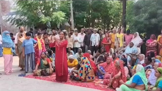 वृंदावन कांशीराम कॉलोनी में बेदखली नोटिस पर भड़के लोग, नगर निगम के खिलाफ प्रदर्शन