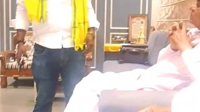 तुम्ही फक्त लढ म्हणा रामहरी रुपनवर यांच्यासोबत चर्चा करताना मनोहर अनुसे 