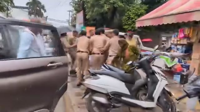 सहारनपुर: कांग्रेस कार्यकर्ताओं का जोरदार प्रदर्शन, ज्ञापन देने के दौरान पुलिस-प्रशासन पर अभद्रता