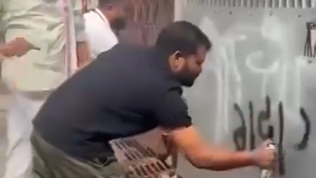 कांग्रेस के कार्यकर्ताओं ने... ज्ञानेश कुमार के घर के गेट पर कालिख से... ज्ञानेश गद्दार और वोट चोर लिख दिया है....
आगरा... उत्तर प्रदेश...