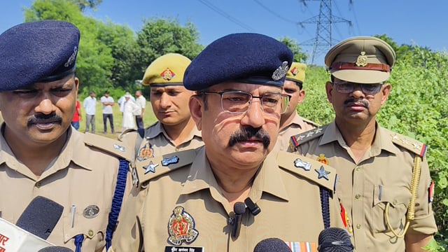 हापुड़ मोदीनगर रोड़ बदनौली पुलिया के पास अमन नामक युवक का शव मिला है, जिसके सिर पर चोट के निशान हैं