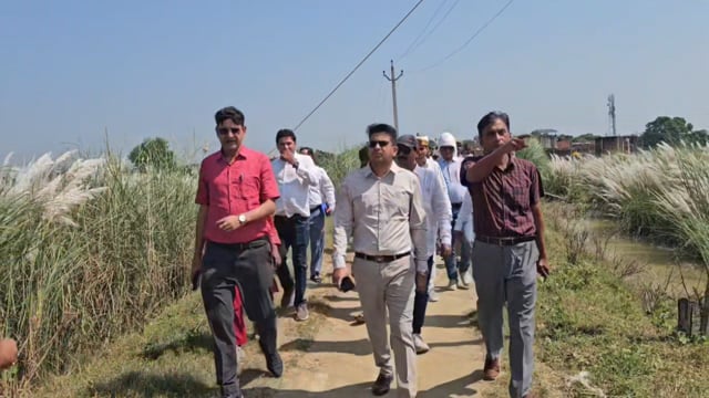 कटान की जद में बड़हरा का संपर्क मार्ग, DM शिवशरणप्पा जीएन ने किया बाढ़ प्रभावित क्षेत्र का निरीक्षण
