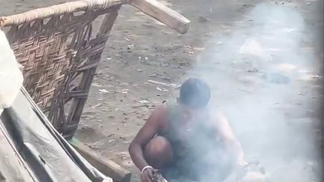 आगरा ब्रेकिंग

● आगरा में चूल्हे की आग पर कुत्ता भूनने का वीडियो वायरल, पशु हाट मैदान का बताया जा रहा वीडियो, वायरल वीडियो में एक शख्स चूल्हे की आग पर कुत्ते को भूनता नजर आ रहा, वीडियो सामने आने के बाद पुलिस जांच में जुटी, थाना सैंया क्षेत्र का मामला