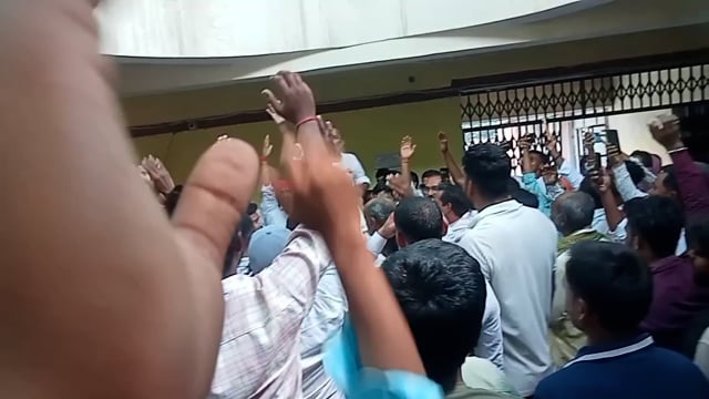 विद्युत की समस्याओं को लेकर बांसडीह तहसील परिसर में युवाओ ने किया जोरदार प्रदर्शन,SDM को सौंपा ज्ञापन